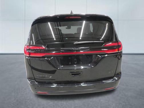 Brilliant Black Crystal Pearlcoat 2023 Chrysler Pacifica Touring L