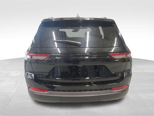 Diamond Black Crystal Pearlcoat 2026 Jeep Grand Cherokee 85th Anniversary Edition