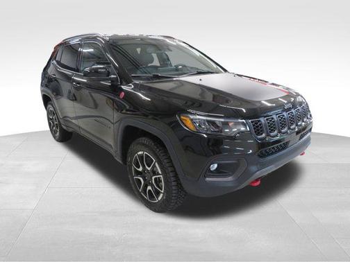 Diamond Black Crystal Pearlcoat 2026 Jeep Compass Trailhawk