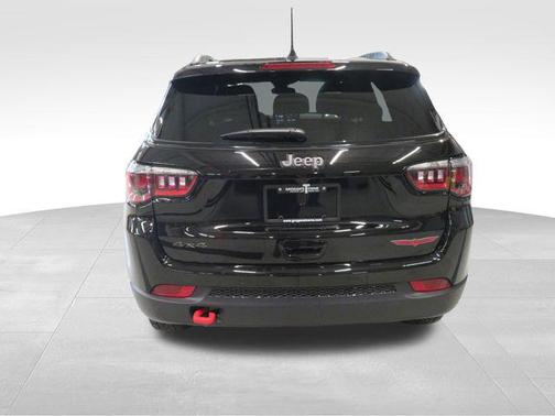 Diamond Black Crystal Pearlcoat 2026 Jeep Compass Trailhawk
