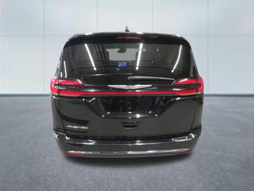 Diamond Black Crystal Pearlcoat 2024 Chrysler Pacifica Touring L