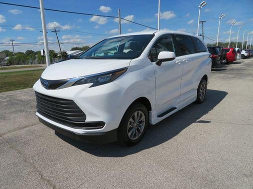 2025 Toyota Sienna LE