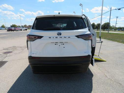 2025 Toyota Sienna LE