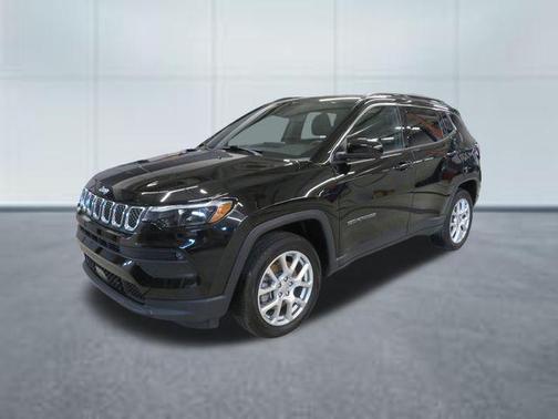 Diamond Black Crystal Pearlcoat 2023 Jeep Compass Latitude Lux