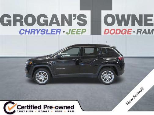 Diamond Black Crystal Pearlcoat 2023 Jeep Compass Latitude Lux