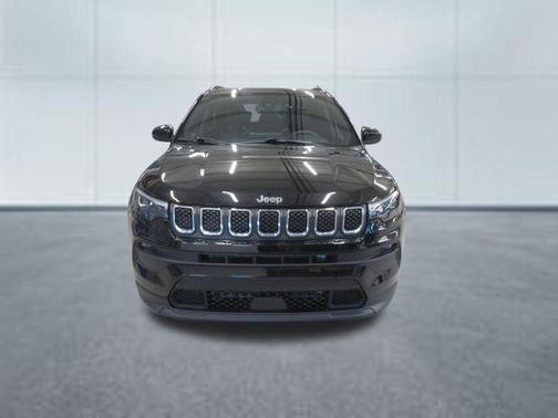 Diamond Black Crystal Pearlcoat 2023 Jeep Compass Latitude Lux
