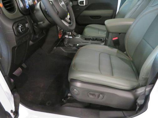 Bright White Clearcoat 2026 Jeep Gladiator Mojave