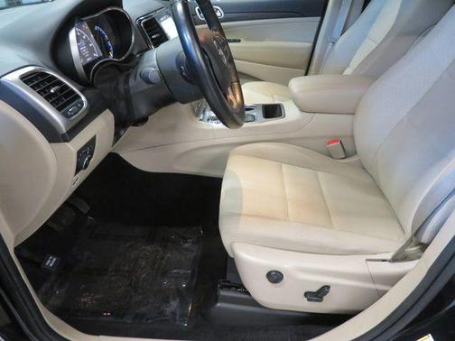 Diamond Black Crystal Pearlcoat 2022 Jeep Grand Cherokee Laredo