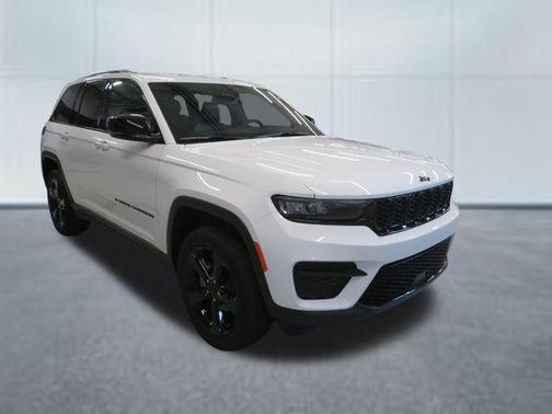 Bright White Clearcoat 2023 Jeep Grand Cherokee Altitude