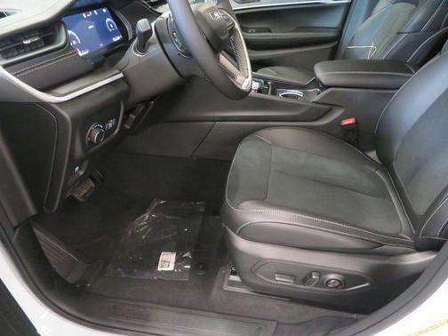 Bright White Clearcoat 2026 Jeep Grand Cherokee Altitude