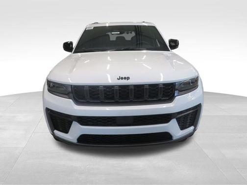 Bright White Clearcoat 2026 Jeep Grand Cherokee Altitude
