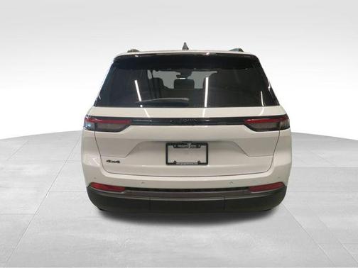 Bright White Clearcoat 2026 Jeep Grand Cherokee Altitude