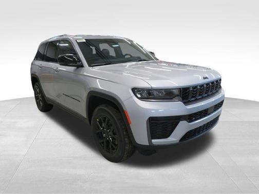 Silver Zynith 2026 Jeep Grand Cherokee Altitude