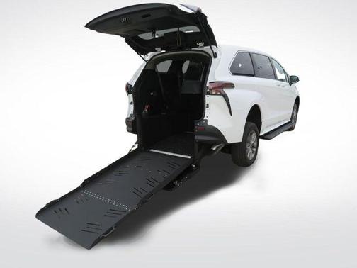 2025 Toyota Sienna LE