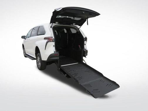 2025 Toyota Sienna LE