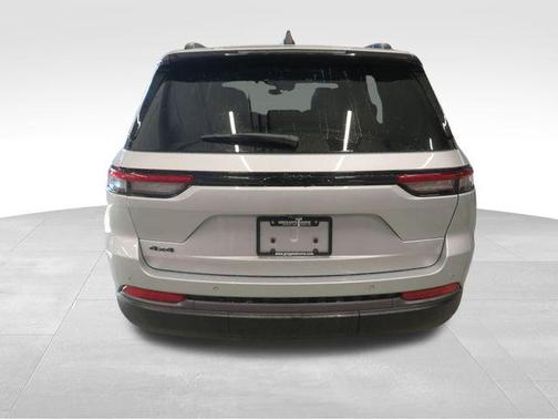 Silver Zynith 2026 Jeep Grand Cherokee Altitude