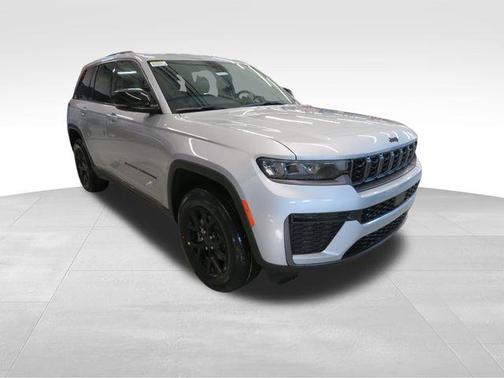 Silver Zynith 2026 Jeep Grand Cherokee Altitude