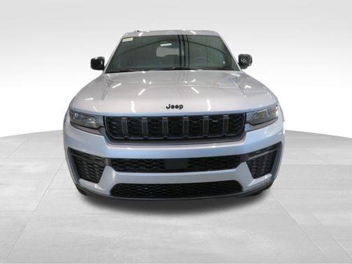 Silver Zynith 2026 Jeep Grand Cherokee Altitude