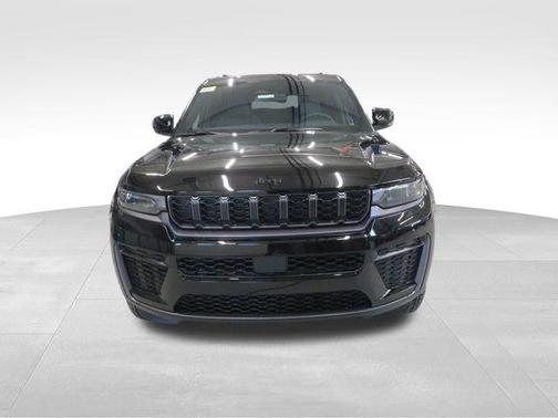 Diamond Black Crystal Pearlcoat 2026 Jeep Grand Cherokee L Laredo