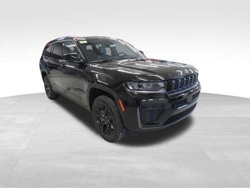 Diamond Black Crystal Pearlcoat 2026 Jeep Grand Cherokee L Laredo