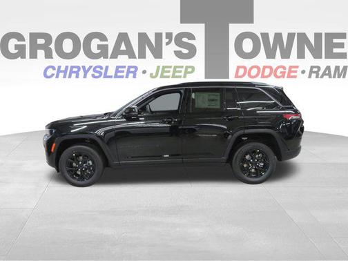 Diamond Black Crystal Pearlcoat 2026 Jeep Grand Cherokee Altitude
