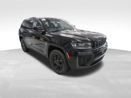 Diamond Black Crystal Pearlcoat 2026 Jeep Grand Cherokee Altitude