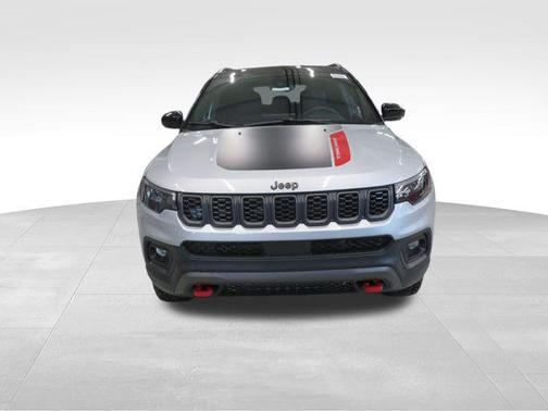 Silver Zynith Metallic Clearcoat 2026 Jeep Compass Trailhawk
