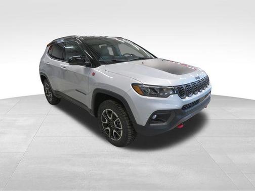 Silver Zynith Metallic Clearcoat 2026 Jeep Compass Trailhawk