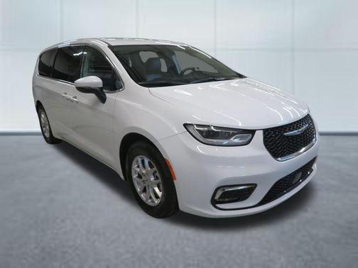 Bright White Clearcoat 2023 Chrysler Pacifica Touring L