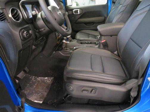 2026 Jeep Gladiator Sahara 4x4