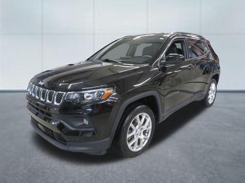 Diamond Black Crystal Pearlcoat 2023 Jeep Compass Latitude Lux