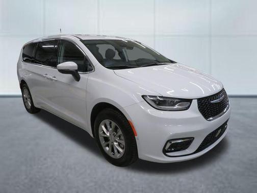 Bright White Clearcoat 2023 Chrysler Pacifica Touring L