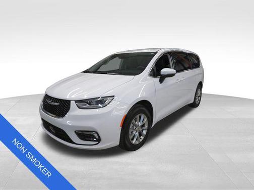 Bright White Clearcoat 2023 Chrysler Pacifica Touring L