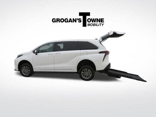 2025 Toyota Sienna LE