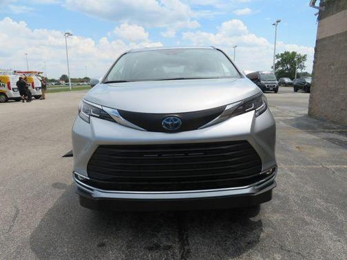 2023 Toyota Sienna XLE