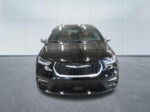 Diamond Black Crystal Pearlcoat 2026 Chrysler Pacifica L