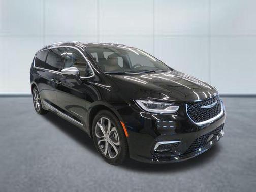 Diamond Black Crystal Pearlcoat 2026 Chrysler Pacifica L