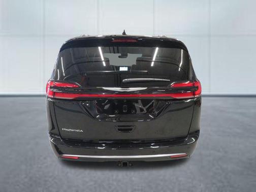 Diamond Black Crystal Pearlcoat 2026 Chrysler Pacifica L