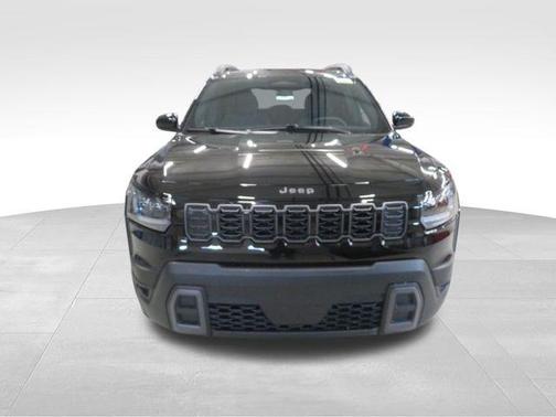Diamond Black Crystal Pearlcoat 2026 Jeep Cherokee Laredo