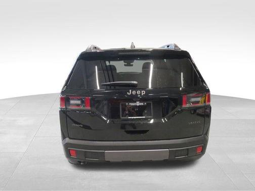 Diamond Black Crystal Pearlcoat 2026 Jeep Cherokee Laredo