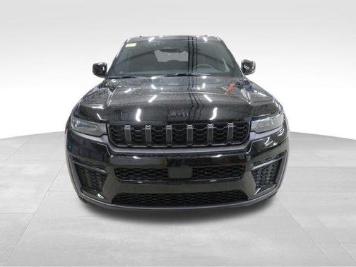 Diamond Black Crystal Pearlcoat 2026 Jeep Grand Cherokee Altitude