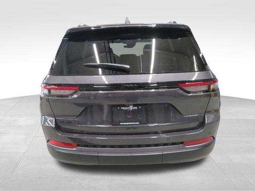 Baltic Gray Metallic Clearcoat 2026 Jeep Grand Cherokee Altitude