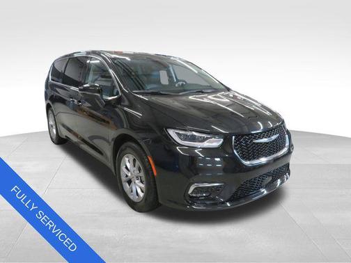 Brilliant Black Crystal Pearlcoat 2023 Chrysler Pacifica Touring L