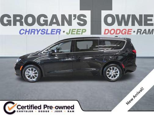 Brilliant Black Crystal Pearlcoat 2023 Chrysler Pacifica Touring L