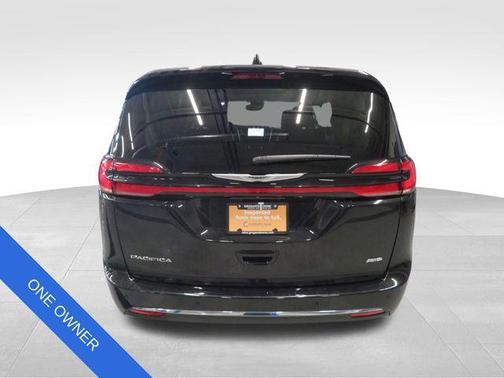 Brilliant Black Crystal Pearlcoat 2023 Chrysler Pacifica Touring L