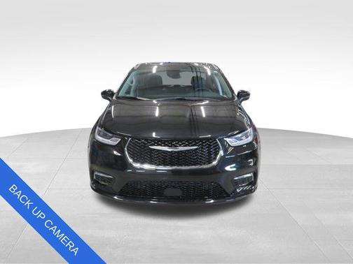 Brilliant Black Crystal Pearlcoat 2023 Chrysler Pacifica Touring L