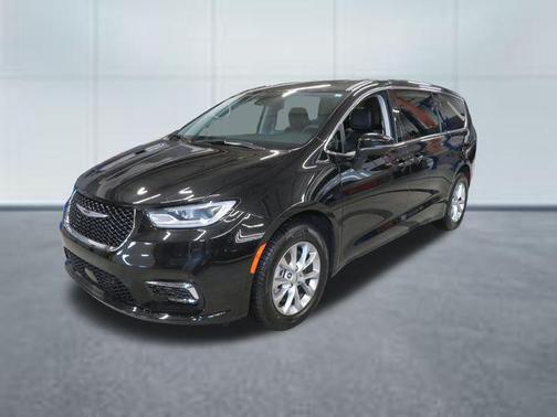 Brilliant Black Crystal Pearlcoat 2023 Chrysler Pacifica Touring L