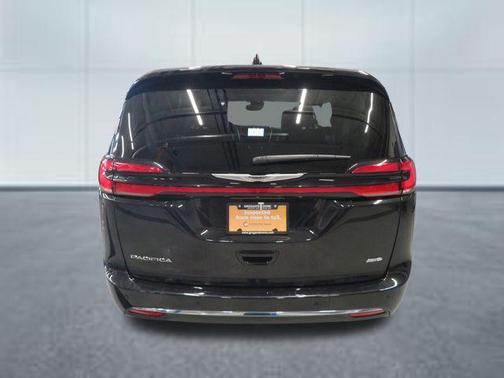 Brilliant Black Crystal Pearlcoat 2023 Chrysler Pacifica Touring L