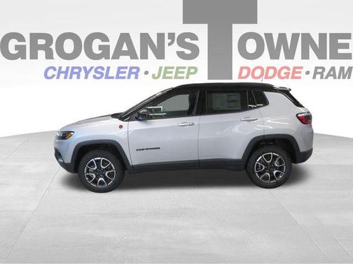 Silver Zynith Metallic Clearcoat 2026 Jeep Compass Trailhawk