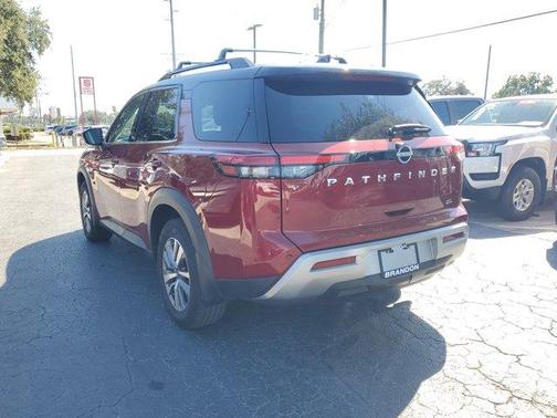 2022 Nissan Pathfinder SL